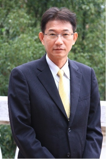 校長梁均紘先生的專業半身照